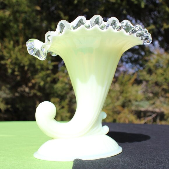 Pair of Ivory Crest Cornucopias - Picture 5 of 7